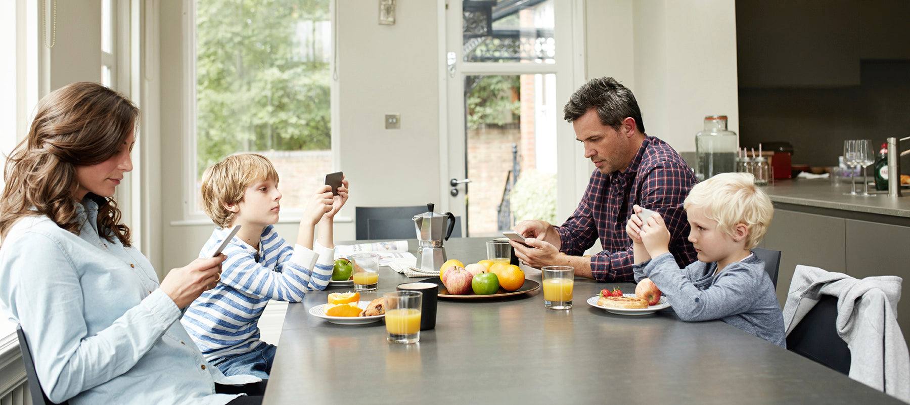 phones-at-the-dinner-table-enable-quiet-time-to spend-quality-time-with-friends-and-family